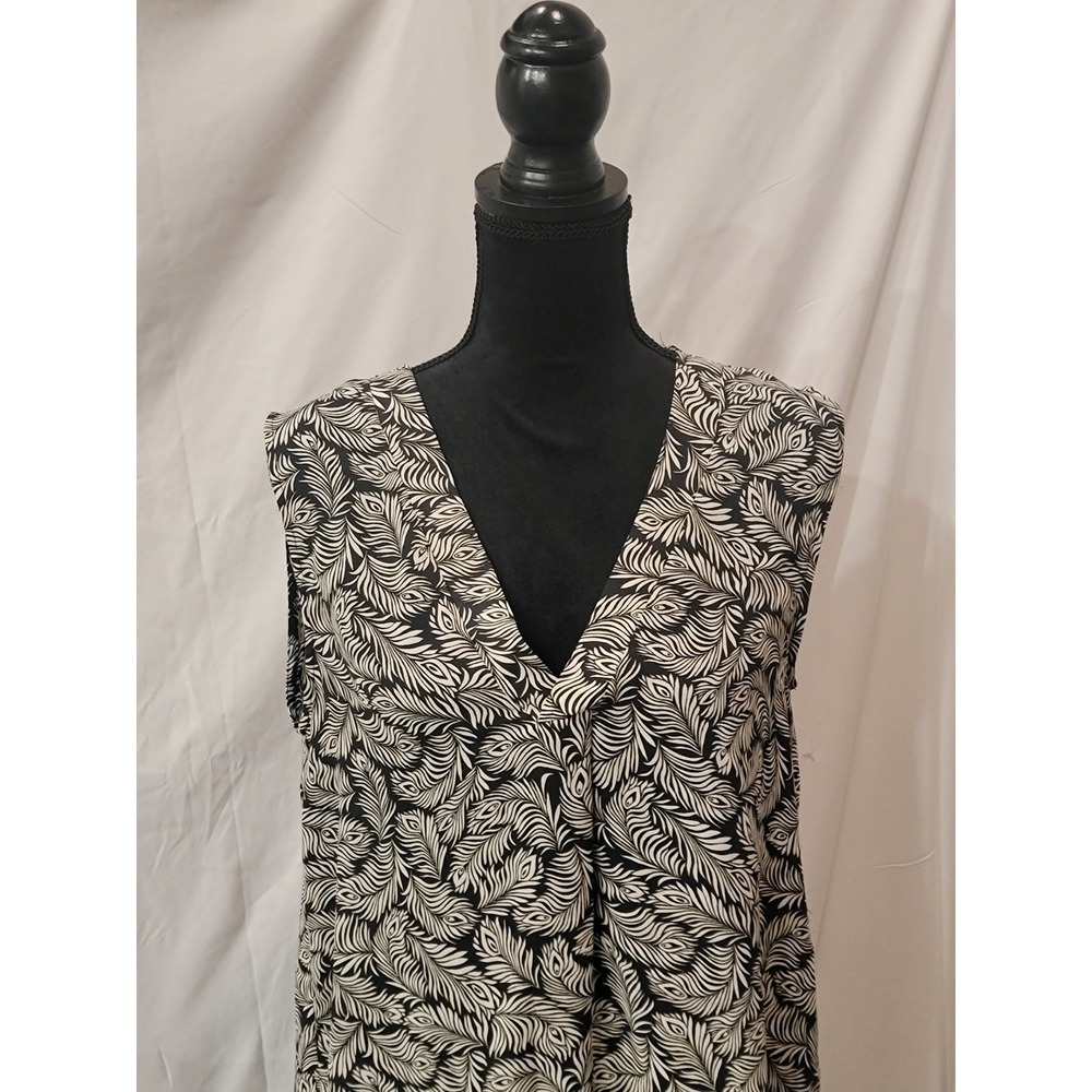 H&M Black and White V-Neck Leaf Print Sleeveless Top